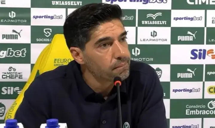 Abel Ferreira recebe multa da Conmebol após chutar microfone em jogo do Palmeiras
