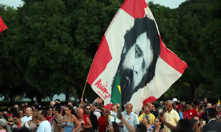 Lula e eleitores idosos celebram aniversário no Palácio do Alvorada