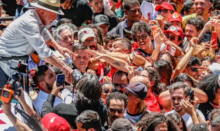 Lula anuncia que PT vai recorrer na Justiça contra suspensão do canal Exército do Lula