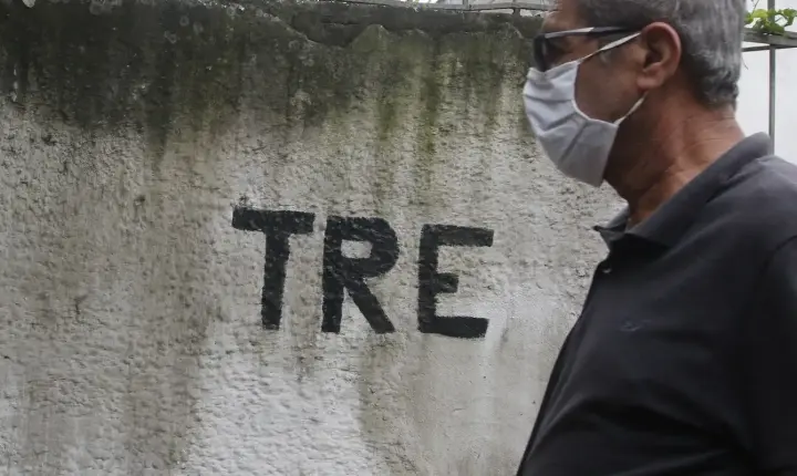 Eleitores no Rio de Janeiro comparecem às urnas neste domingo