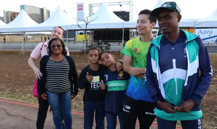 Público madruga para ver desfile de 7 de setembro em Brasília
