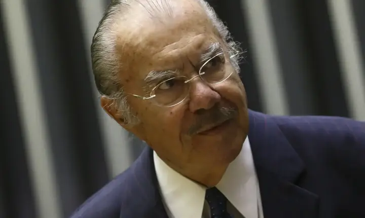 Ex-presidente José Sarney permanece internado em hospital de São Paulo