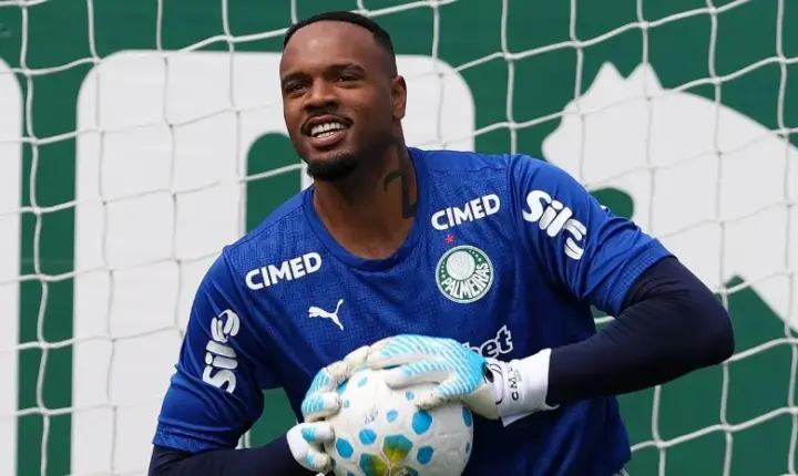 Carlos Miguel brilha em disputa por pênaltis e iguala marca no Palmeiras