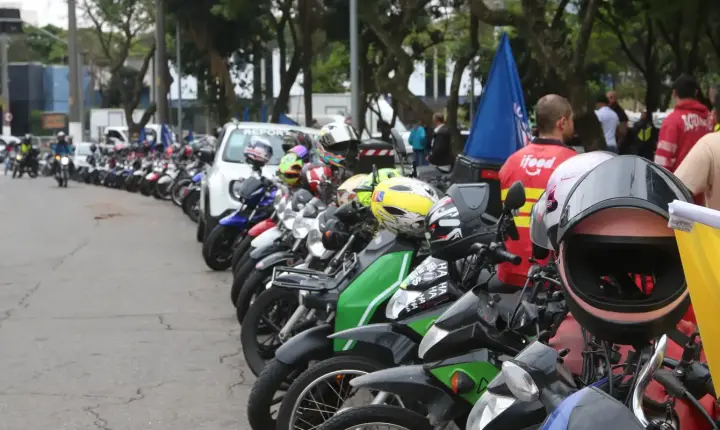 Poucos motociclistas de app têm cobertura previdenciária no Brasil, indica IBGE