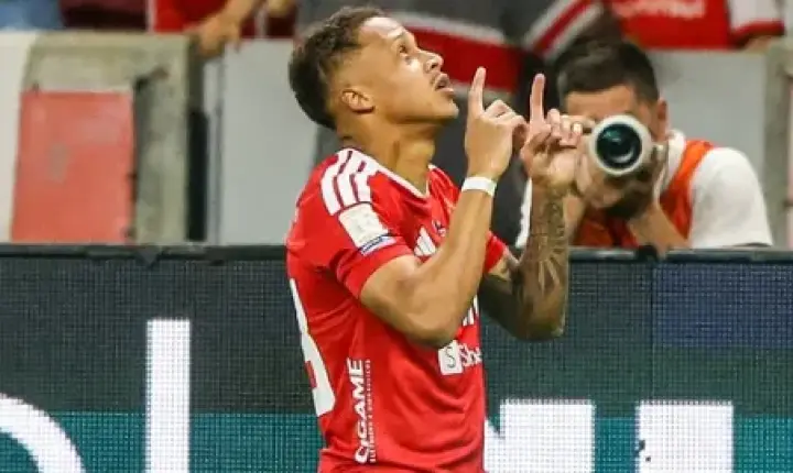 Internacional vence o Corinthians por 2 a 1 e respira no Brasileirão