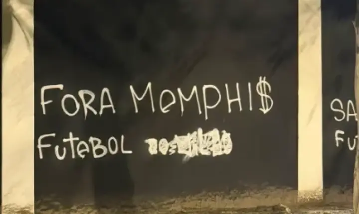 Torcida do Corinthians cobra Memphis Depay em protesto no Parque São Jorge