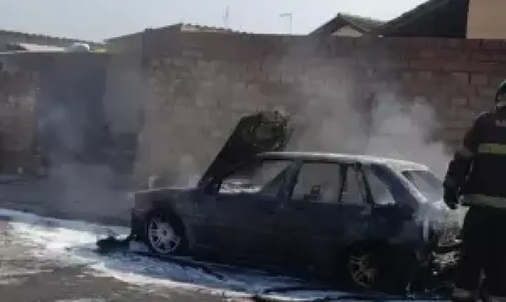 Mulher provoca incêndio em veículo do companheiro após briga em Matão
