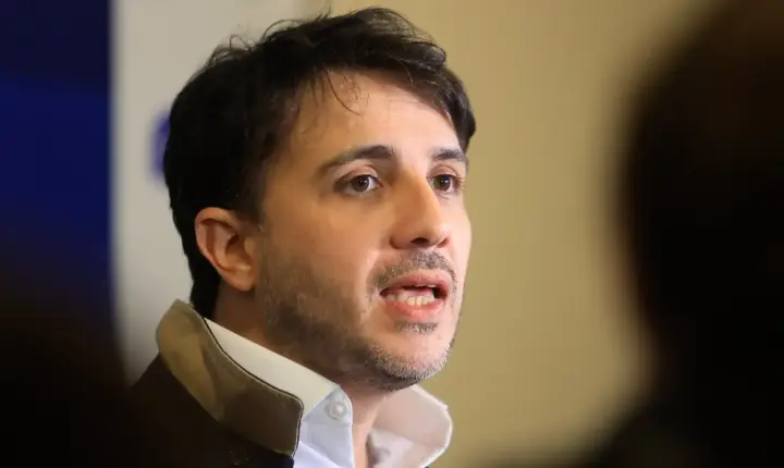 Renan Santos propõe cortes na saúde e educação em seu plano de governo