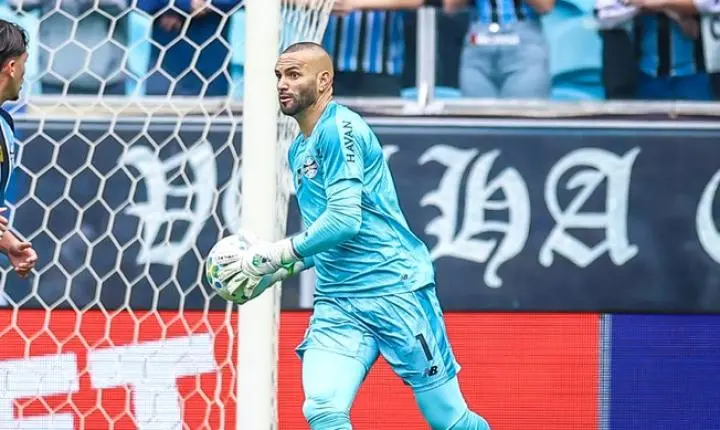 O goleiro Weverton brilha pelo Grêmio contra o Palmeiras e afasta mágoa