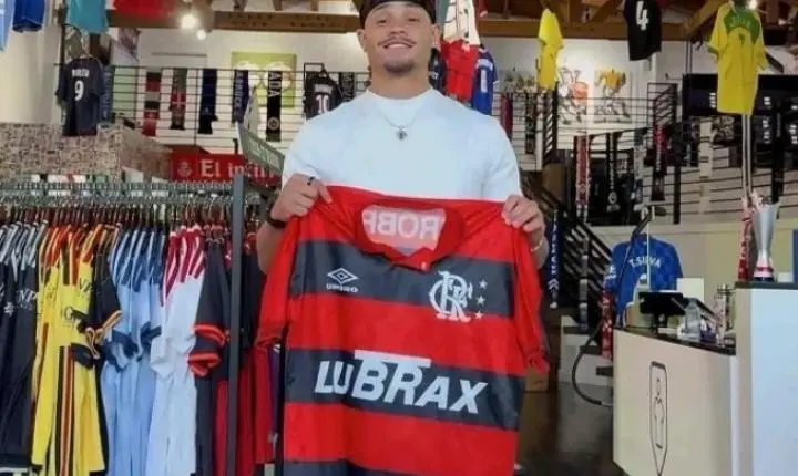 Xavi Simons posa com camisa do Flamengo clássica usada por Renato Gaúcho