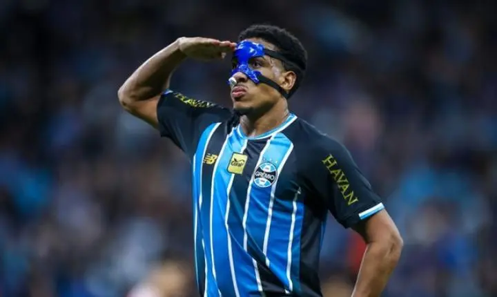 Wallace, zagueiro do Grêmio, brilha e entra no top 5 da Série A